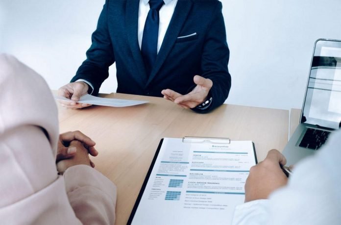 Emprendedor formalizando su negocio en Perú
