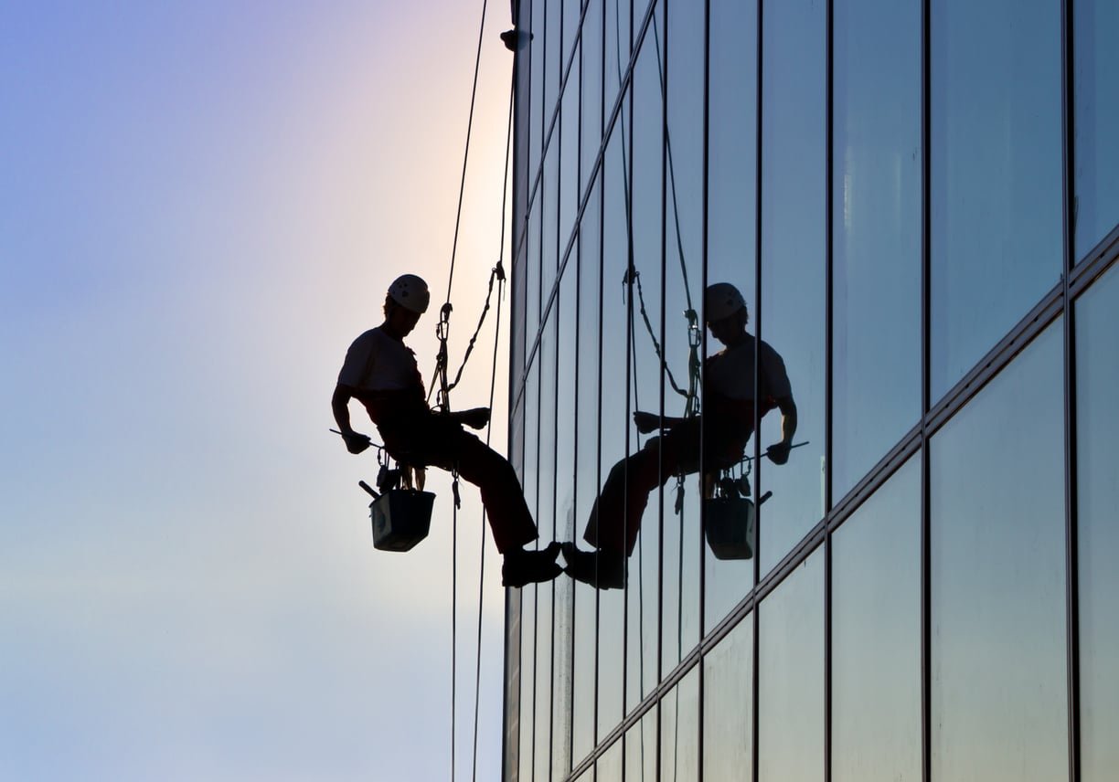 Trabajos en altura en Perú - trabajador con arnés y EPP en construcción